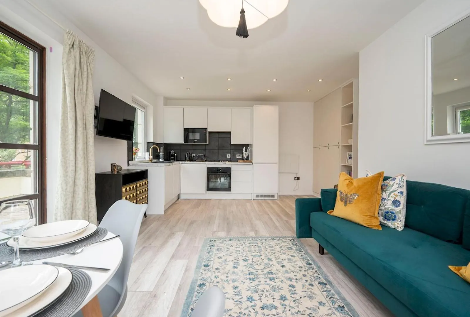Pass The Keys London Apartment - Waterfront Terrace Parking