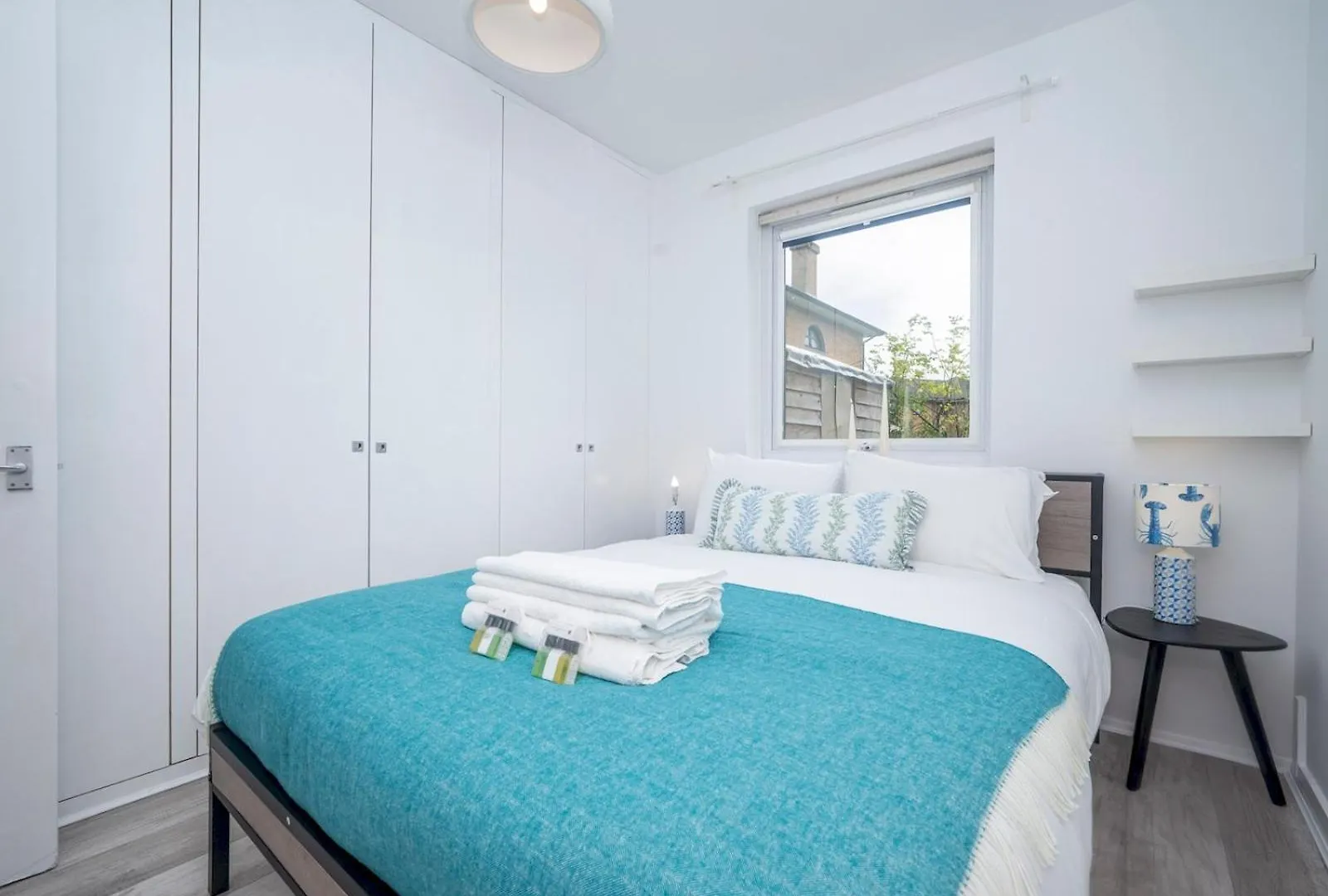 Pass The Keys London Apartment - Waterfront Terrace Parking United Kingdom