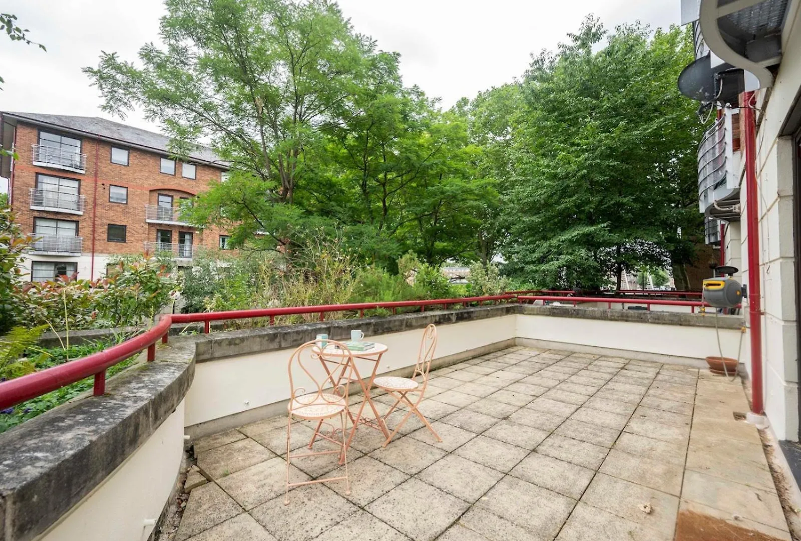 Pass The Keys London Apartment - Waterfront Terrace Parking United Kingdom