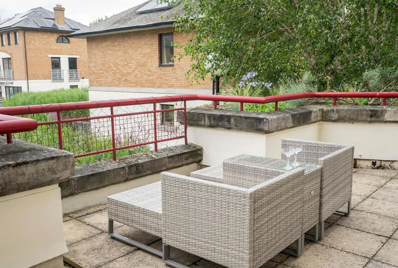 Pass The Keys London Apartment - Waterfront Terrace Parking