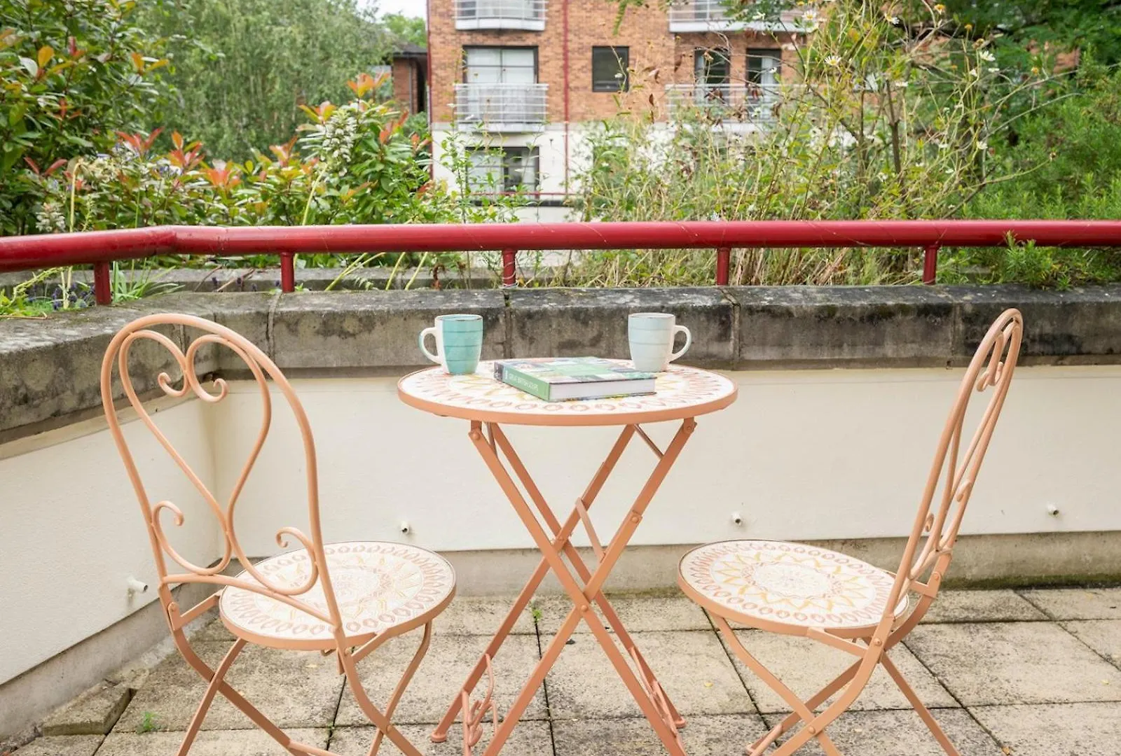 Pass The Keys London Apartment - Waterfront Terrace Parking