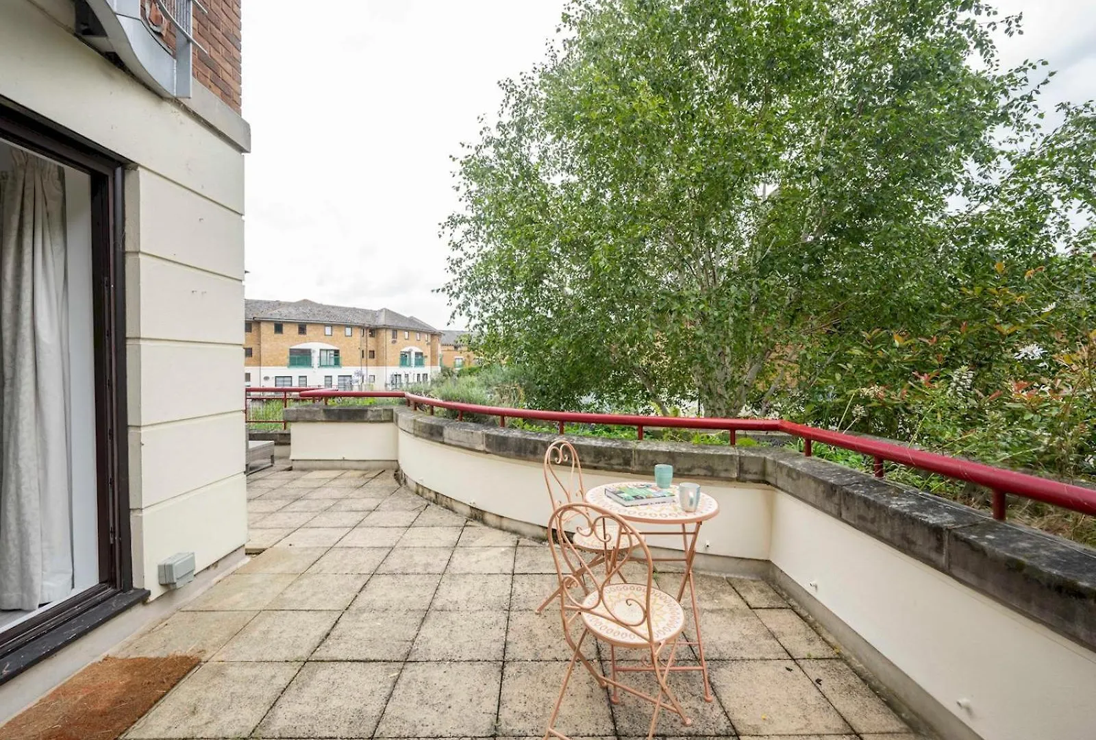 Pass The Keys London Apartment - Waterfront Terrace Parking United Kingdom