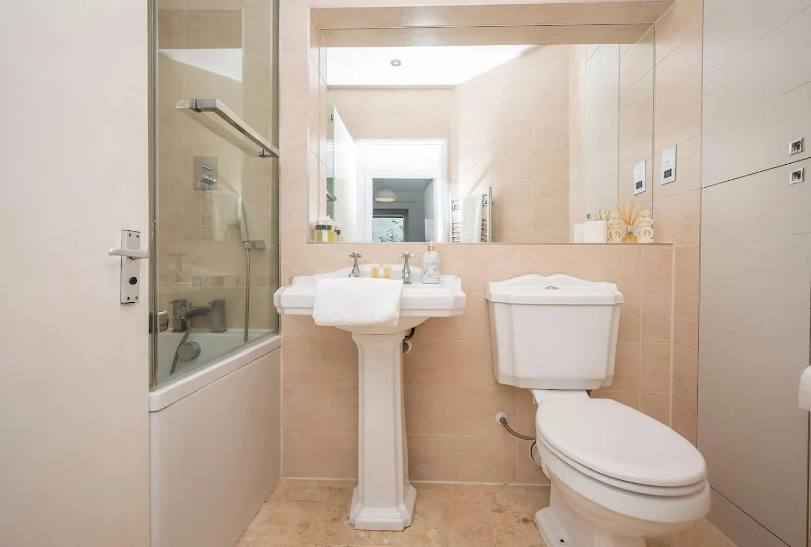 Pass The Keys London Apartment - Waterfront Terrace Parking 0*,  United Kingdom