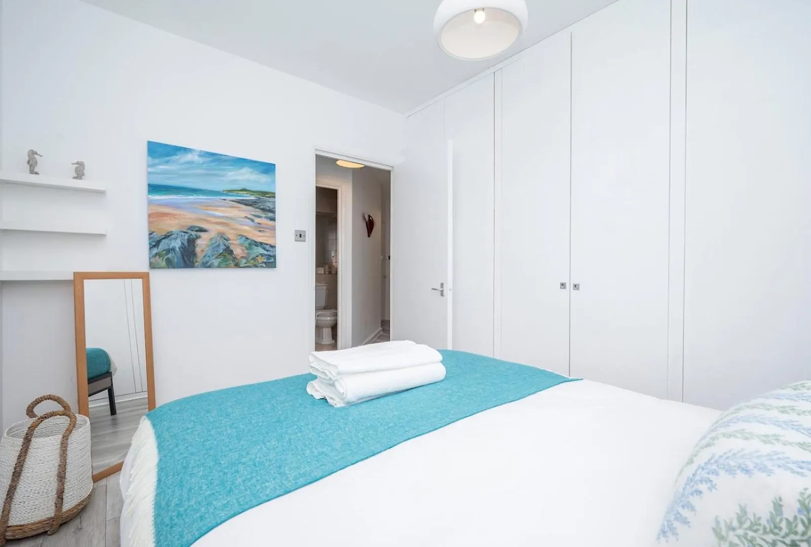 Pass The Keys London Apartment - Waterfront Terrace Parking