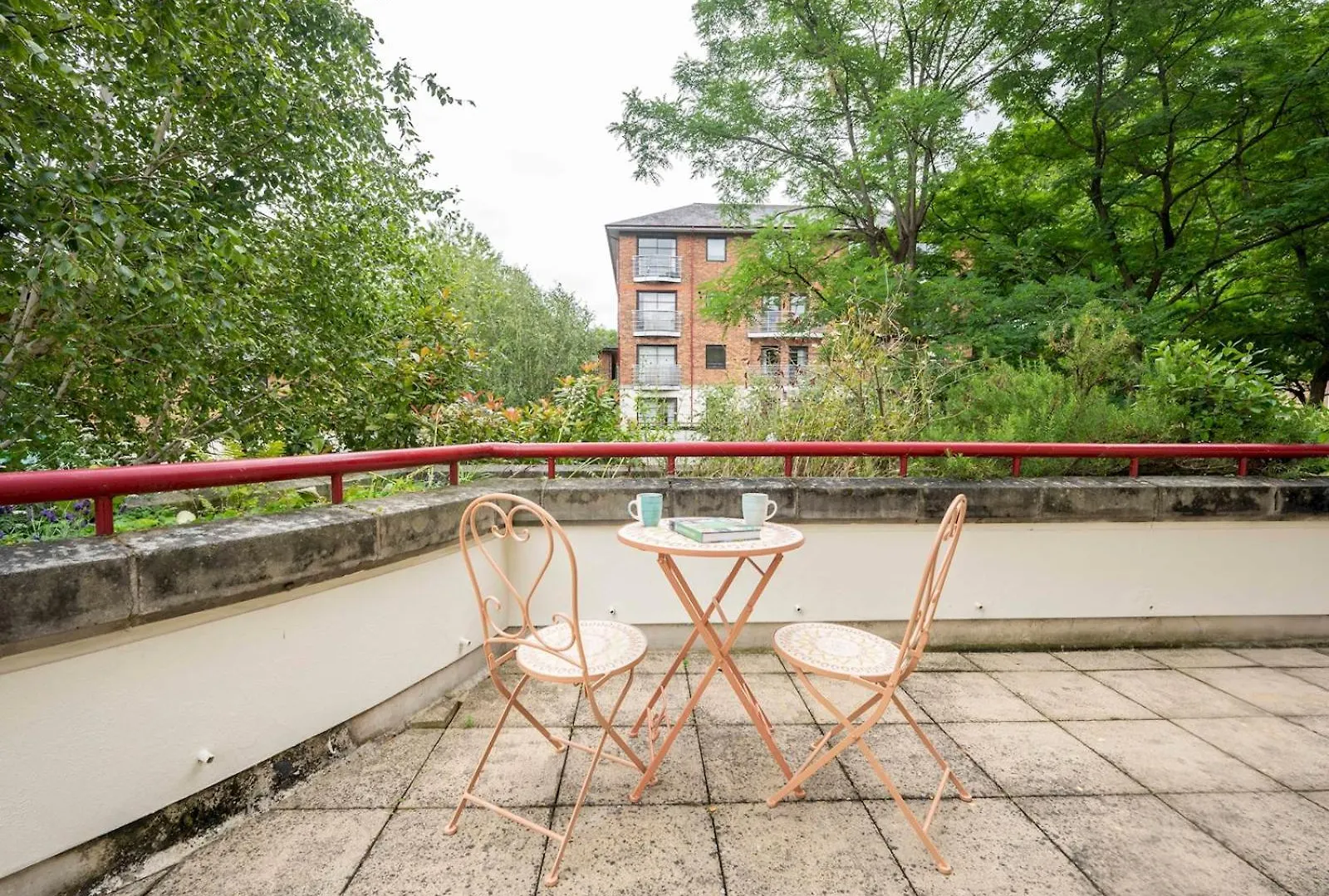 Pass The Keys London Apartment - Waterfront Terrace Parking