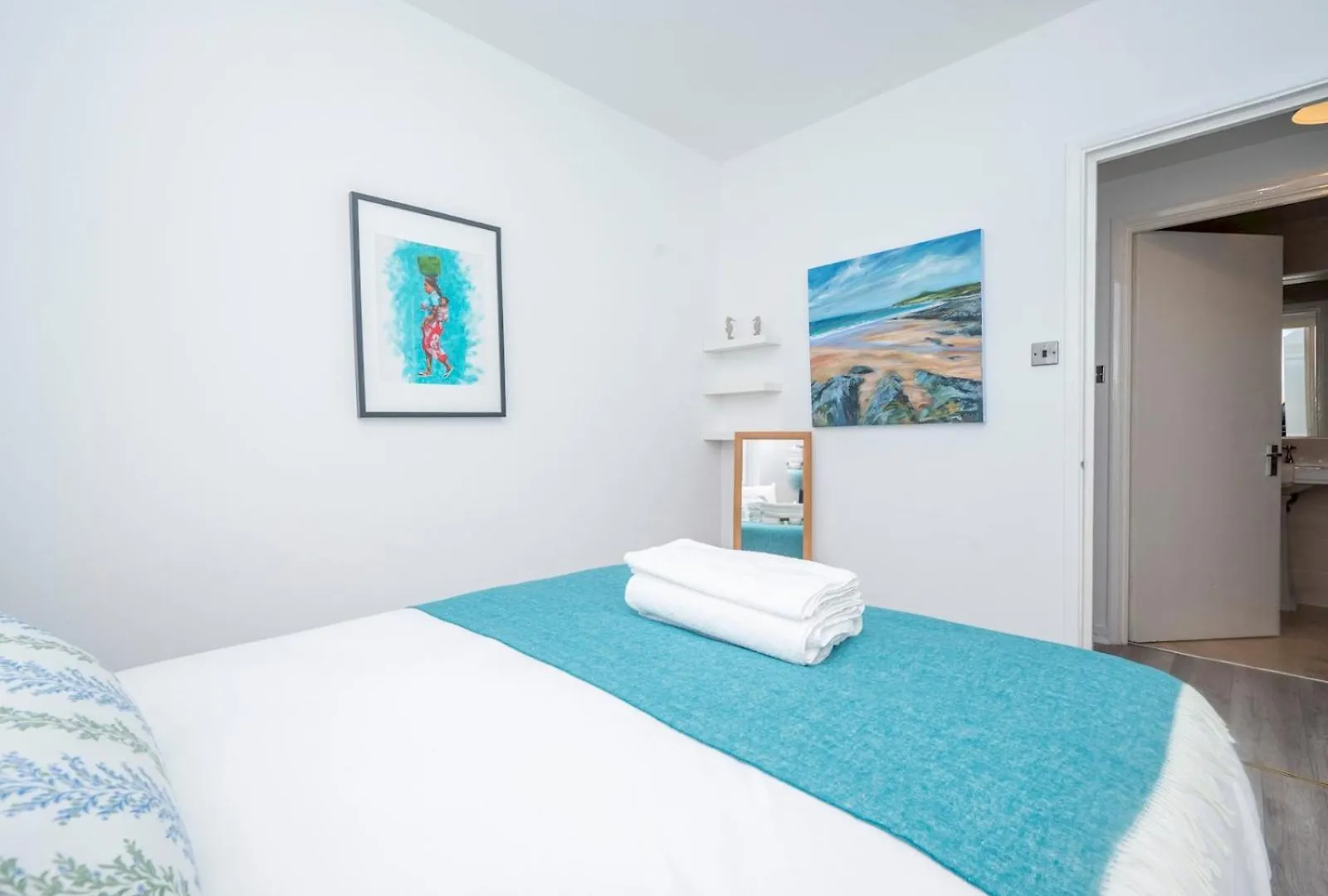 Pass The Keys London Apartment - Waterfront Terrace Parking United Kingdom