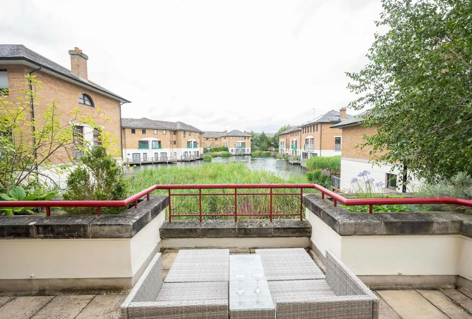Pass The Keys London Apartment - Waterfront Terrace Parking