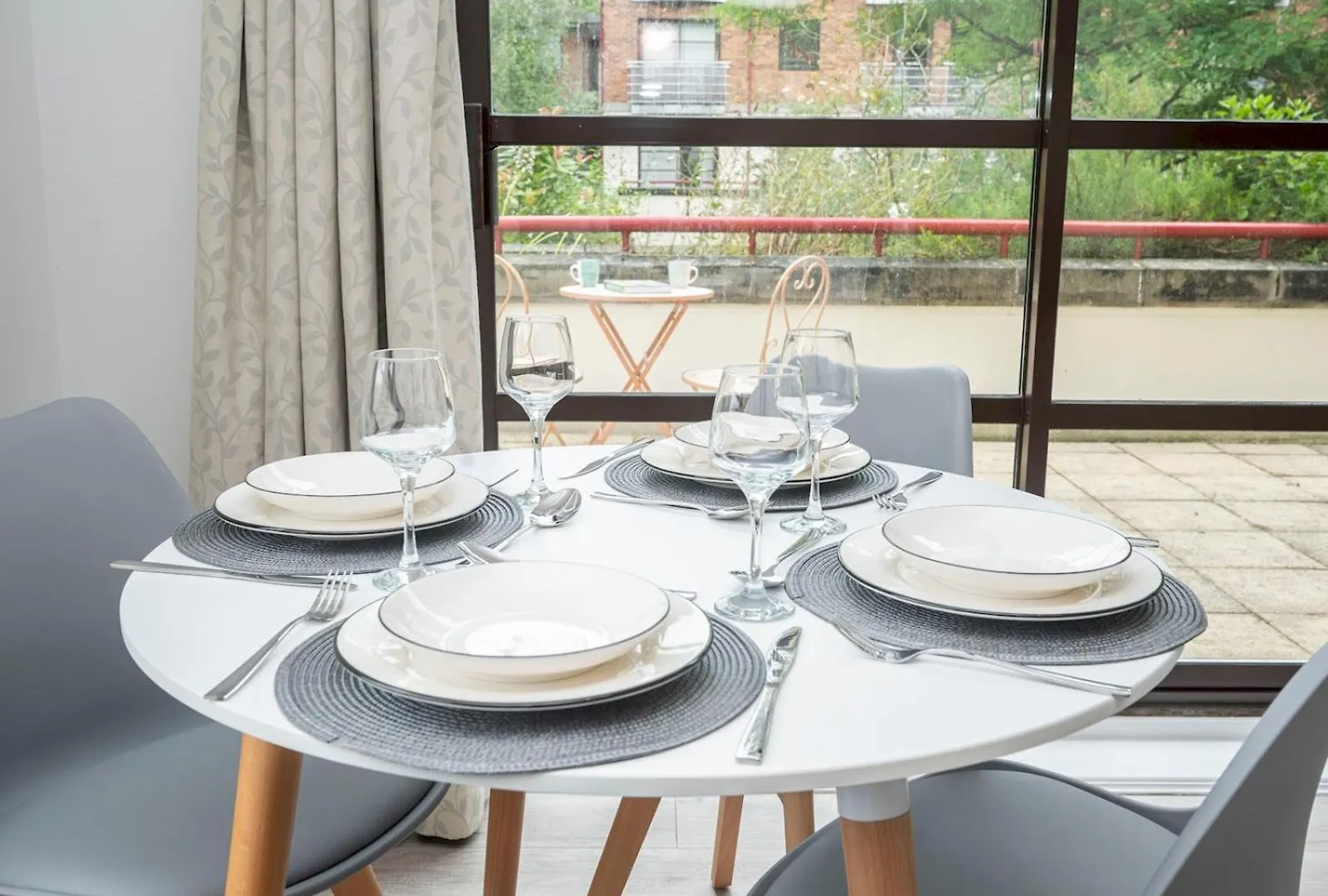 Pass The Keys London Apartment - Waterfront Terrace Parking