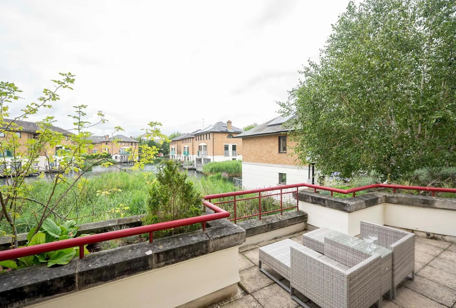 Pass The Keys London Apartment - Waterfront Terrace Parking