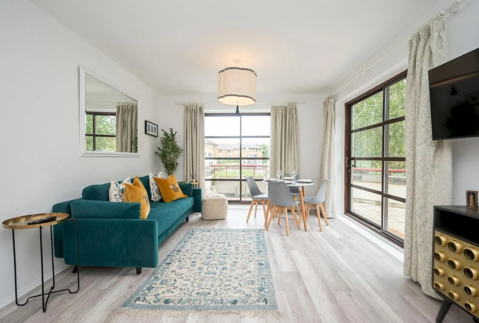Pass The Keys London Apartment - Waterfront Terrace Parking