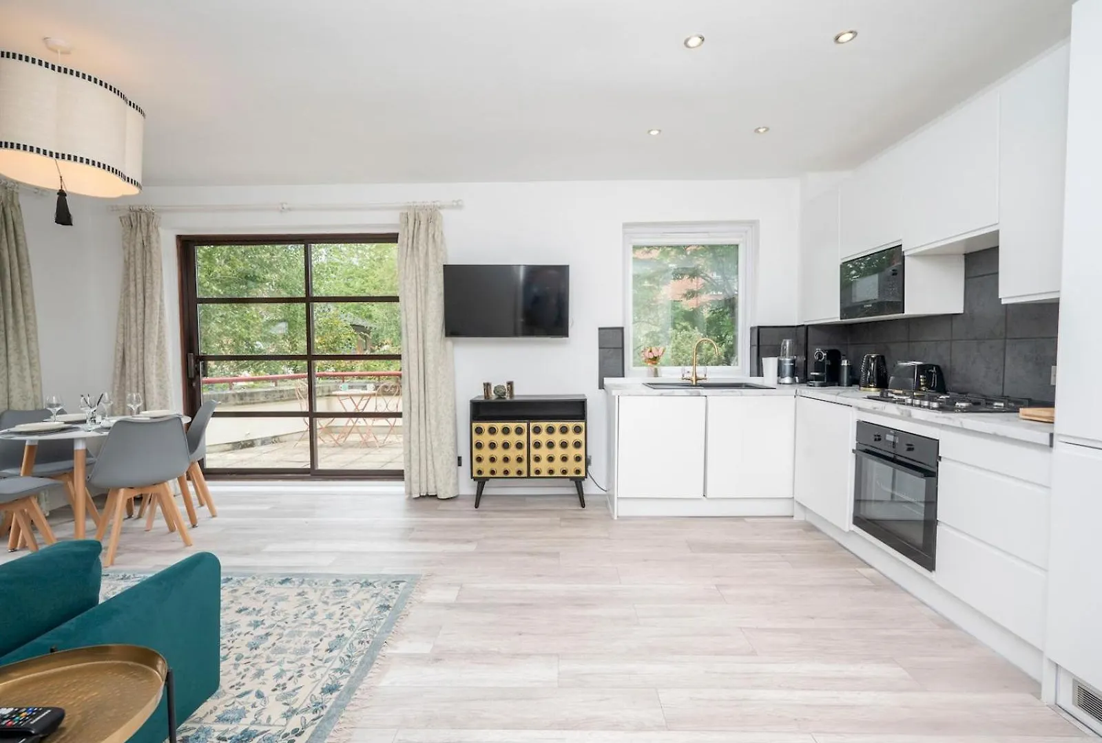 Pass The Keys London Apartment - Waterfront Terrace Parking