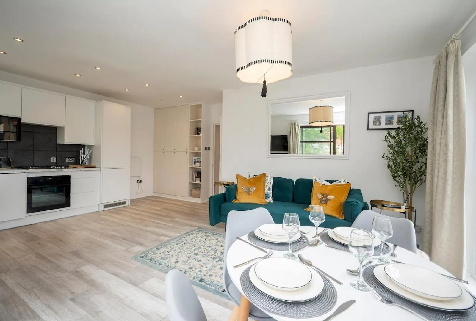Pass The Keys London Apartment - Waterfront Terrace Parking