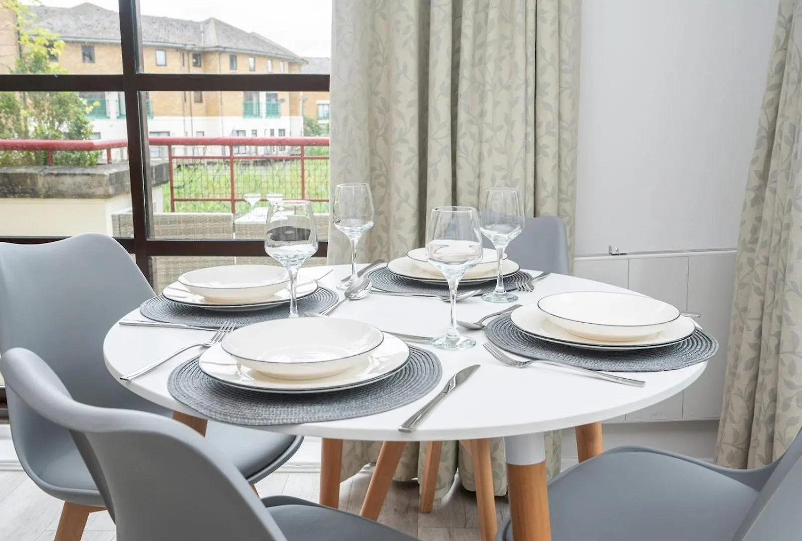 Pass The Keys London Apartment - Waterfront Terrace Parking