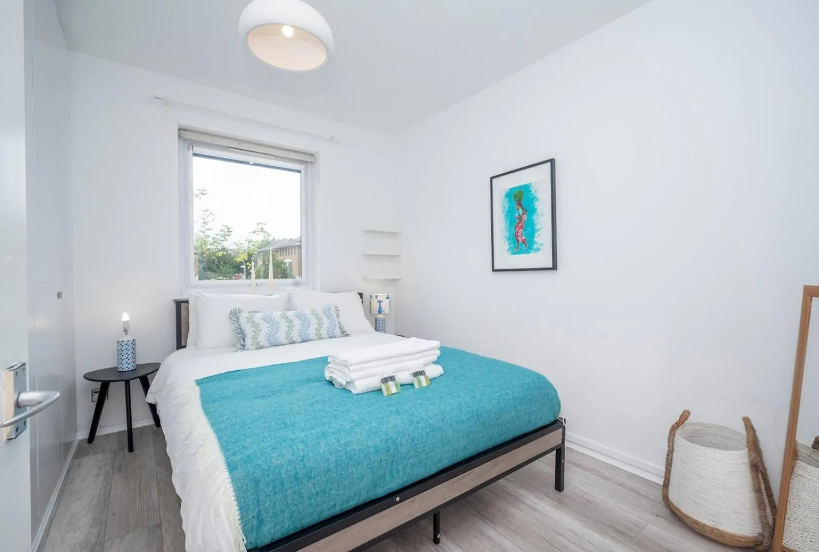 Pass The Keys London Apartment - Waterfront Terrace Parking