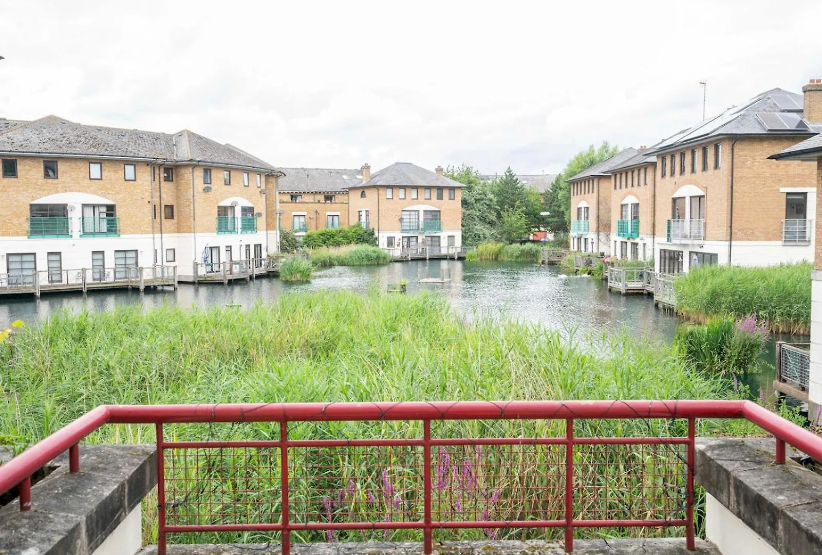 Pass The Keys London Apartment - Waterfront Terrace Parking United Kingdom