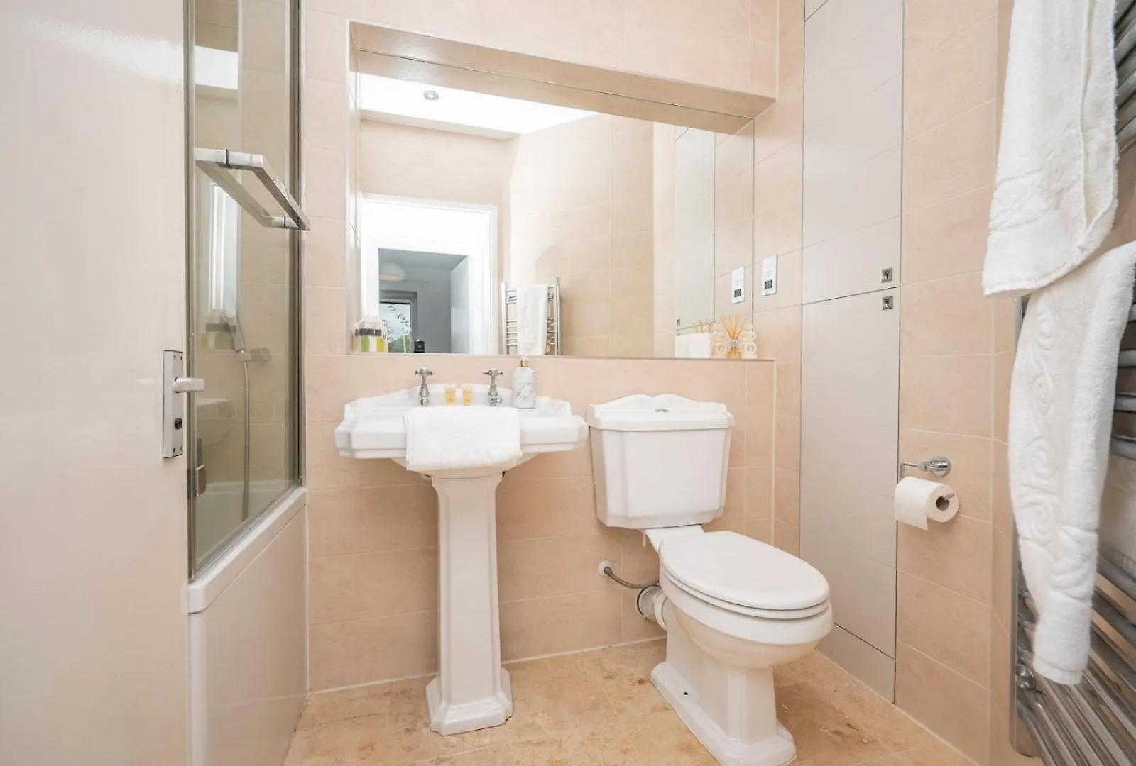 Pass The Keys London Apartment - Waterfront Terrace Parking United Kingdom