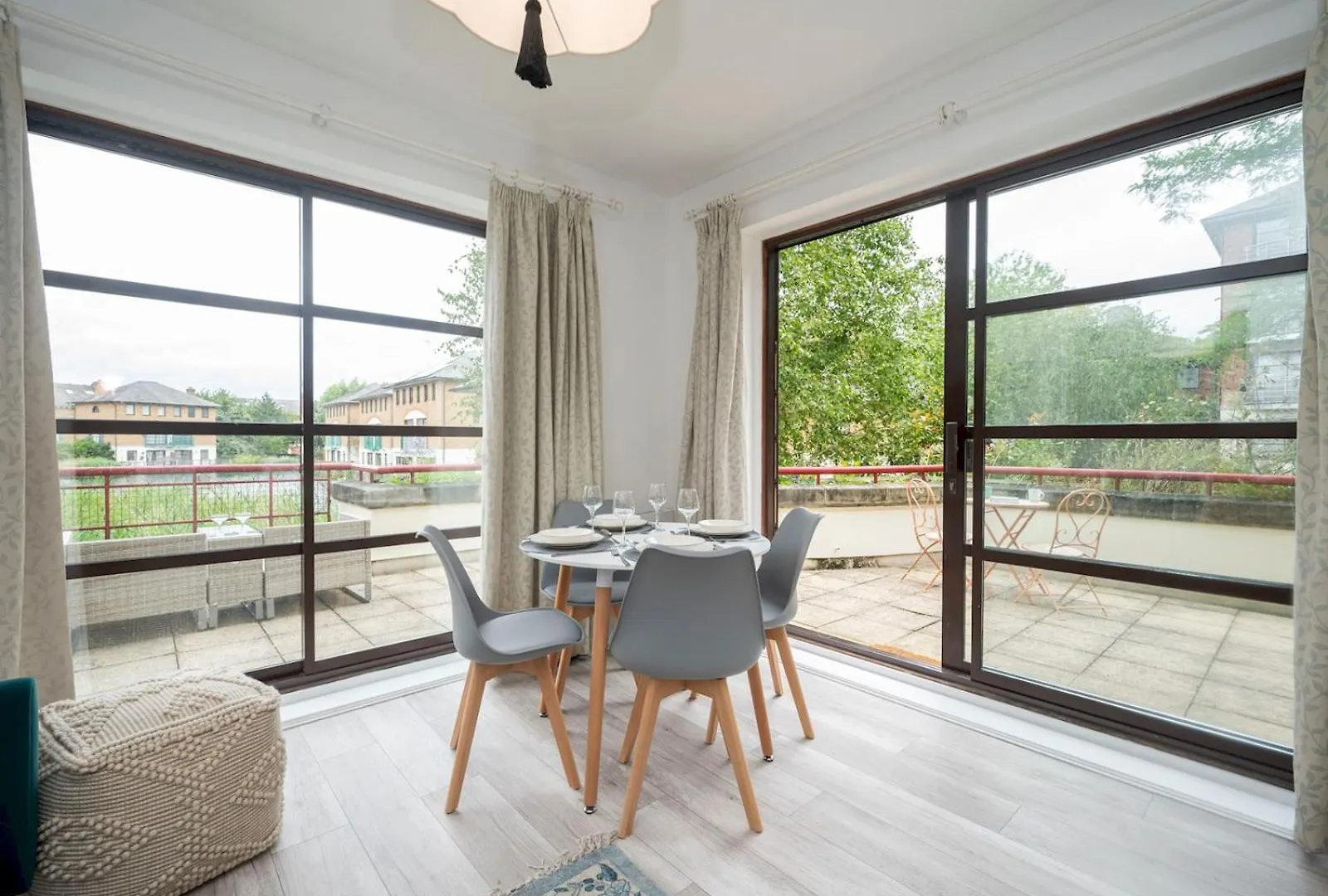 Pass The Keys London Apartment - Waterfront Terrace Parking